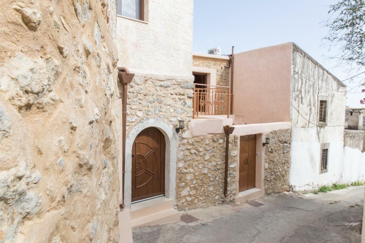 Nivritos Traditional Homes Exterior photo